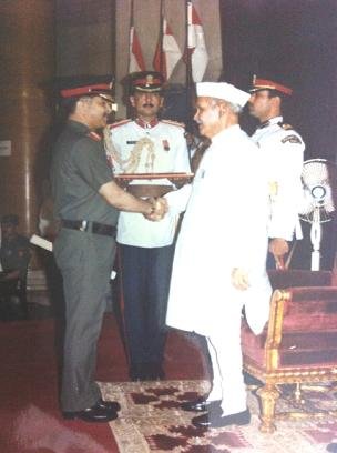 Major General Keshav Singh receiving the AVSM from President Shri Shankar Dayal Sharma