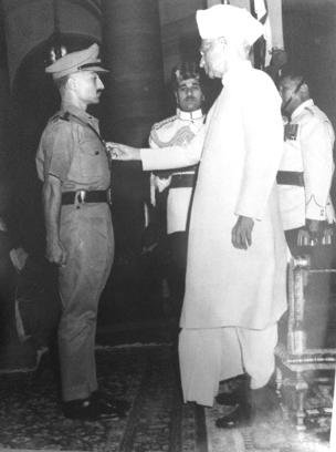 Colonel Prabhu Singh receiving the Vir Chakra from President Dr. S. Radhakrishnan
